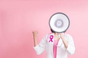 Médecin femme avec mégaphone et ruban rose