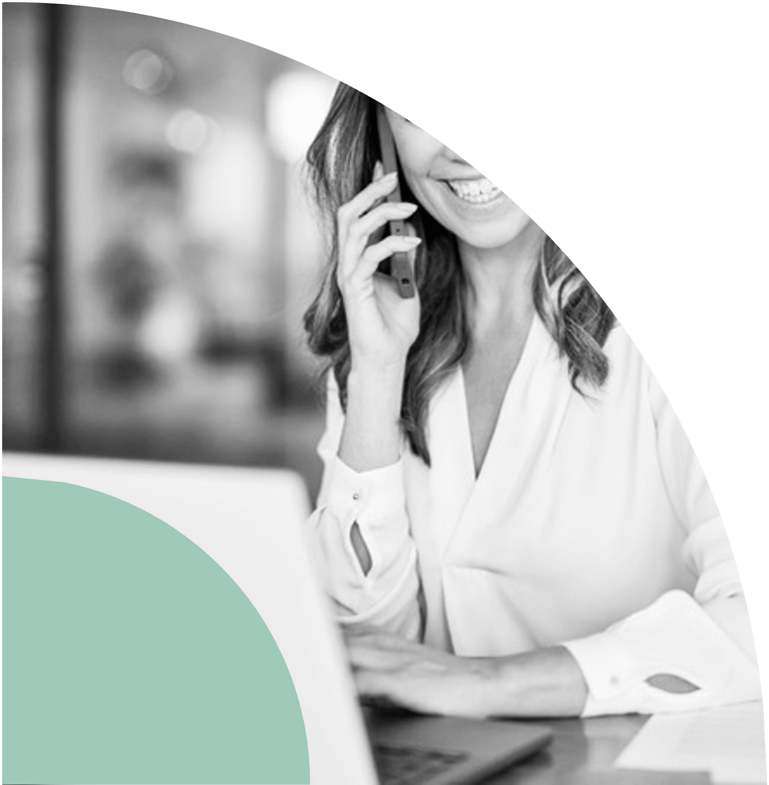 Femme souriante parlant au téléphone en travaillant