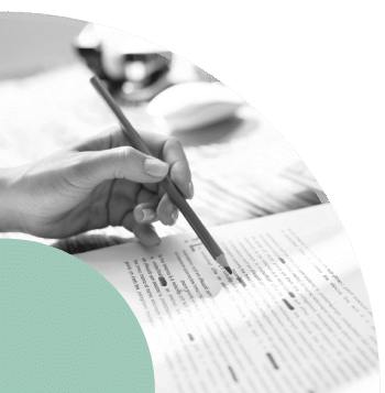 Personne annotant un document en noir et blanc