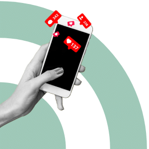 Main tenant smartphone avec icônes de réseaux sociaux